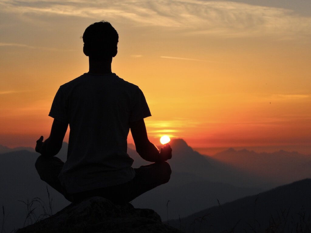 Persona meditando al aire libre