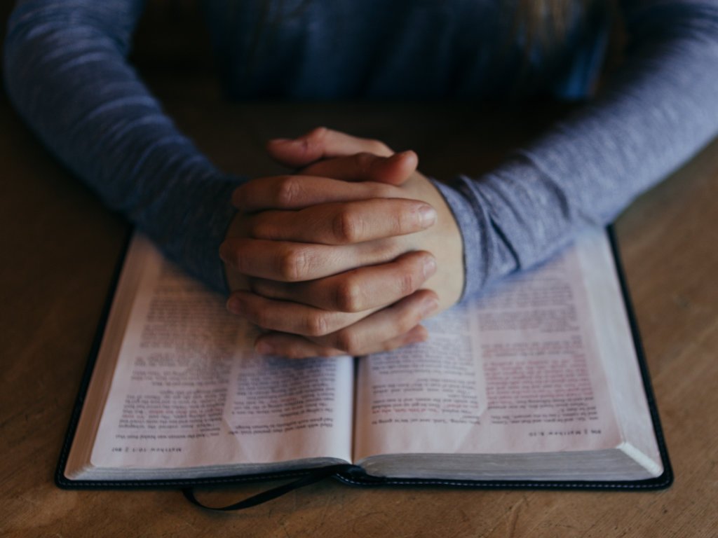 Manos en actitud de oración sanadora
